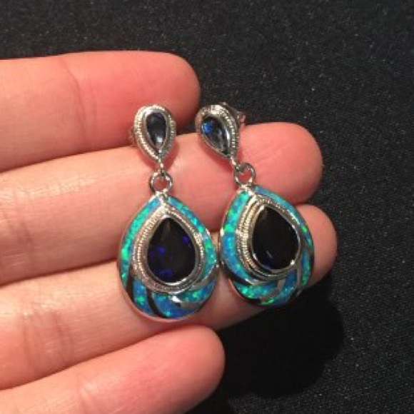 Gorgeous Dangling Earrings - Picture 4 of 7